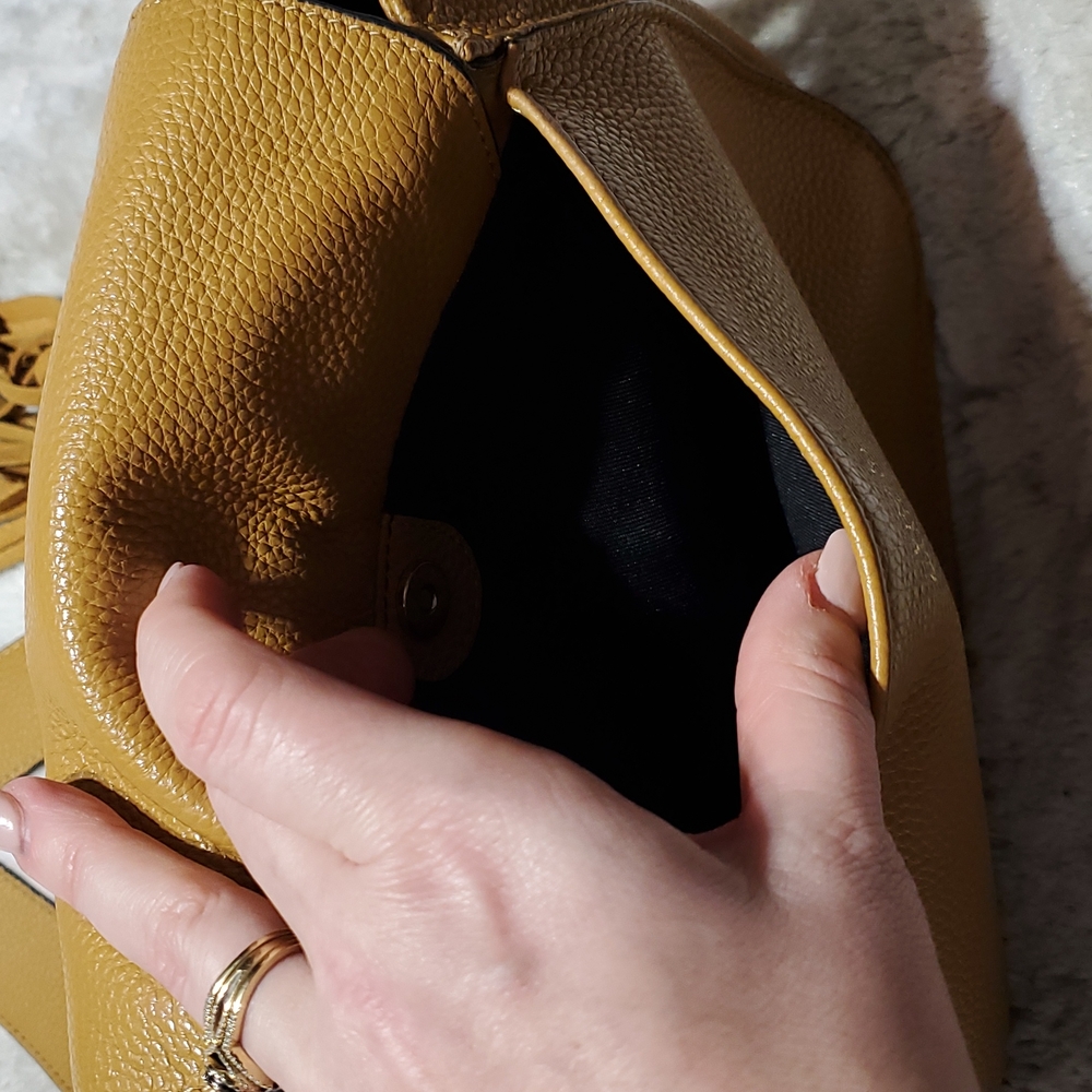 Vince Camuto Caramel Tal Crossbody Leather Saddle Purse w Horseshoe Hardware - Picture 9 of 11